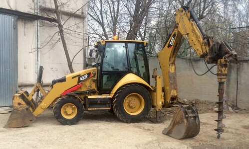 Аренда экскаватора-погрузчика Caterpillar 422F с ямобуром